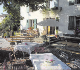 Das Huus74 hat zwei Gartenwirtschaften unter schönen Bäumen. (Bild: zVg.)