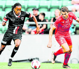 Esey Gebreyesus (l.) gab gegen den FC Sion sein Debüt im FCA-Trikot. Hier im Laufduell mit Joël Schmied. (Bild: Sarah Rölli)