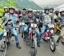 Die «2-Takt-Mafia» mit Aargauern und Innerschweizern im Team, kurz vor dem Start zum «Red Bull Alpenbrevet» in Interlaken. (Bild: zVg.)