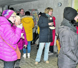 Lauschten den Worten des Gemeindeammanns: Über 60 Kirchleerauer inklusive Familien mit Kindern nahmen am Silvesterapéro teil. (Bild: aw.)