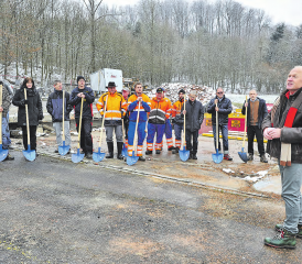 Ein Neubaupojekt ohne Termindruck: Spatenstich für den neuen Werkhof in Gränichen. Im Vordergrund Vizeammann Hanspeter Lüem. (Bild: msu.)