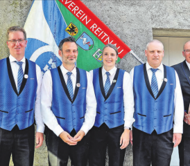 Als Musikveteranen geehrt: Markus Matter und Beat Stöckli, beide 35 Jahre, Daniela Hauri 25 Jahre und Markus Boller ebenfalls 35 Jahre, daneben Fähnrich Hanspeter Bossard. (v.l.) (Bild: zVg.)