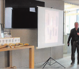 Forscher aus Leidenschaft: Archäologe Max Zurbuchen nahm seine Zuhörer mit auf eine Zeitreise zurück in die Steinzeit. (Bild: zVg.)
