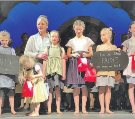 Für Sie 30 Minuten Pause … wir müssen ins Bett!» Der Nachwuchs auf der Böjuer Operettenbühne verabschiedet sich vor der Pause. Man beachte die kleine Dame vorne links, die es nicht erwarten kann, einen Blick in die Geschenkbox zu werfen.
