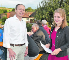 Eine eindrückliche Rede: Die junge Wilibergerin Saïmaa Müller, daneben Gemeindeammann Patric Jakob. (Bild: aw.)