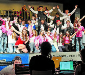 Der gesamte Cast auf der Bühne: Die Schülerinnen und Schüler begeisterten das Publikum mit einer aufwendigen Inszenierung.