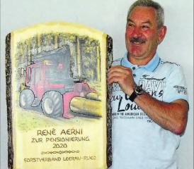 Er freut sich riesig über sein Abschiedsgeschenk: René Aerni an seinem letzten Arbeitstag – nach 48 Jahren Sonne, Wind, Regen, Schnee, Kälte, Nässe und Hitze. (Bild: st.)