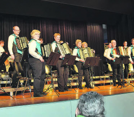 Der Handharmonika-Club Staffelbach in concert: Links die abtretende Dirigentin, rechts der virtuose Alphornspieler Hans Matt. (Bilder: st.)