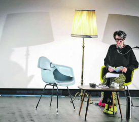 Kathrin Burger im Kinosaal des TaB: Die Requisiten, bestehend aus Lampe, einem Tischchen und zwei Stühlen reichten, um einen stimmungsvollen Rahmen zu bilden und die Zuhörer in den Bann zu ziehen. (Bild: dr.)