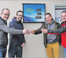 Stossen auf die neue Photovoltaikanlage an, von links: Bottenwils Gemeinderat Christof Spielmann, Architekt Simon Lehner, Projektleiter Frank Zachau und Abwart Marcel Oppliger. (Bild: ran)