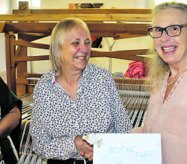 Strahlende Jubilarin: Silvia Glauser (links) und Brigitte Hess-Stalder (rechts) von der Freizeitwerkstatt gratulieren Esther Möller. (Bild: zVg.)