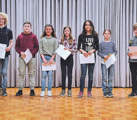 Stolze Kinder mit ihren Zertifikaten: Auch die Schöftler Musikschüler an der Gitarre wurden ausgezeichnet. (Bild: zVg.)
