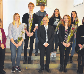 Abschied mit einem weinenden Auge: Pfarrer Andreas Schindler und Kirchenpflegerin Manuela Flühmann verabschiedeten in der Reinacher Kirche die Ten-Sing-Mitglieder. (Bild: hg.)