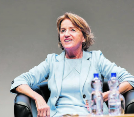 Renate Gautschy, Gemeindeammann von Gontenschwil, nimmt wie immer eine erhaltene Weihnachtskarte als Vorlage für ihre Neujahrsbotschaft. (Bild: Aargauer Zeitung/Severin Bigler)