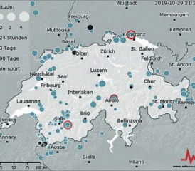 Seismizität und Gefährdung: Die Karte (rechts) zeigt die Seismizität der letzten drei Monate in der Schweiz, die Gefährdungskarte (links) zeigt die Bodenbeschleunigung, die am jeweiligen Ort mit einer Wahrscheinlichkeit von 10 Prozent in 50 Jahren – das heisst: im Schnitt alle 475 Jahre einmal – erreicht oder überschritten wird.