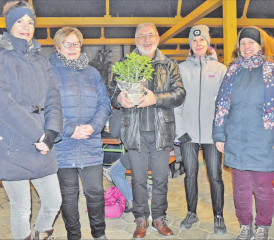 Schulpflege in den Ruhestand verabschiedet: Barbara Müller, Silvia Hochuli, Arnold Steinmann, Nicole Segginger und Marianne Lüscher v. l., (Bild: aw.)