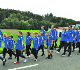 Strammen Schrittes Richtung Dorf: Der gesamte Schlossrueder Turnverein marschierte mit Florian Langenegger Richtung Schulhaus, wo in der Aula das Fest stattfand. (Bilder: st.)