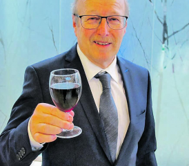 Peter Stirnemann, Gemeindeammann Gränichen, stösst mit den Wynentalerinnen und Wynentalern an. (Bild: zVg.)