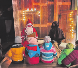 In diesem Jahr fanden die Chlausbesuche an lauschigen Plätzen statt. Ob es im kommenden Jahr am 5. und 6. Dezember wieder Hausbesuche gibt, wird sich erst noch zeigen. (Bild: zVg.)