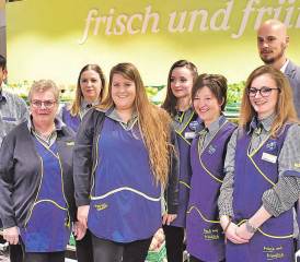 «Frisch und fründlich», das Motto wird im umgebauten Volg Seengen gelebt: Filialleiterin Anita Sandmeier (Mitte) mit ihrem Team und Geschäftsleiter der Landi Hallwilersee Reto Manetsch (hinten rechts). (Bild: hg.)