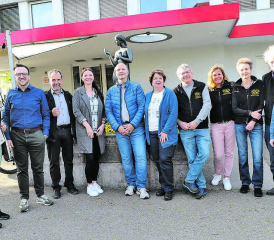 Die Empfänger der verschiedenen Theatergruppen: (v.l.) Daniela Furrer und Marco Sommerhalder (Pfeffikon), Markus Rast (Schwarzenbach), Sonja Rast (Neudorf), Peter Dössegger (Seon), Chantal Frey (Birrwil) sowie die «Tandemler» Rolf Rubin, Corinne Baggenstoss, Sandra Schüttel, Markus Hauri und Ilina Blättler. (Bild: rc.)