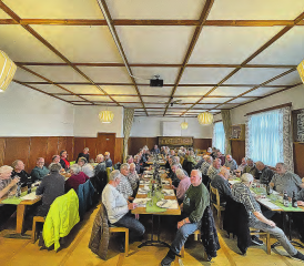 Gemütlich speiste der «Seener Männerstamm» bei der Metzgete auf dem Homberg. (Bild:zVg.)