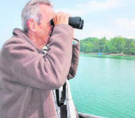 Fasziniert beobachteten die Menschen vom Schiff aus die Schwäne und ihren Nachwuchs. (Fotos: grh/zVg.)