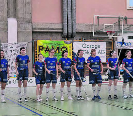 Zweimal siegreich: Das Damen-Team von Lok Reinach vor dem Spiel gegen UC Yverdon. (Bild: zVg.)