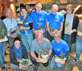 Das achtköpfige OK-Team leistete hervorragende Arbeit: Präsidentin des Nordwestschweizer Jodlerverbands Monika Koch (zweite von rechts) und Angela Huber, Kurswesen (vorne links). (Bilder: aw.)