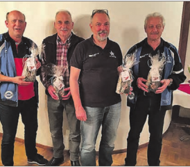 Generalversammlung der Männeriege Zetzwil: Die fleissigsten Turnstundenbesucher erhielten Zetzwiler Spezialitäten (v. l.): Peter Siegrist, Ruedi Maurer, Res Kiener, Ueli Hunziker. (Bild: ws.)