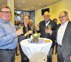 Prosit Neujahr in Beinwil am See: Gemeindeammann Peter Lenzin und seine MitbürgerInnen (von rechts) Peter Amacher, Gunhild Geiger und Beat Vetter in Apérostimmung. (Bilder: msu.)