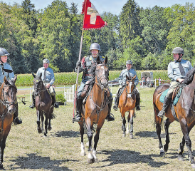 Nahmen seit Jahren an der Springkonkurrenz Seon teil: Die Equipe Schwadron 1972 im Kavalleristen-Outfit. (Bilder: aw.)