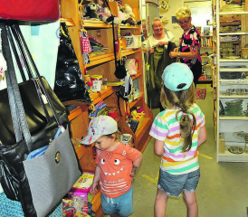 Noch sind die Gestelle voll: Die zahlreiche Kundschaft hatte noch jede Möglichkeit zum Kramen. (Bilder: st.)