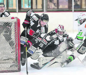 Gemeinsam hielten auch sie den Kasten lange dicht: Verteidiger Denis Zogg und Torhüter Brian Stucki hindern Prättigaus Marc Näf beim Torschuss. (Bilder: rc.)