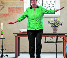 Überraschte mit Steppeinlage: die frisch eingesetzte Unterkulmer Pfarrerin Ruth Schäfer. (Bilder: dr.)