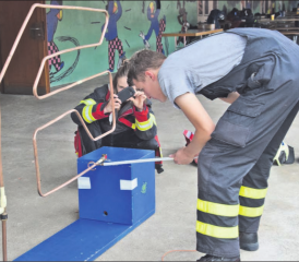 Die erste Hürde wird genommen: Wehe, wenn da der Akteur ins Zittern gerät. (Bilder: st.)