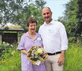 Hans Schweizer (Geschäftsleiter) bedankte sich bei der langjährigen Mitarbeiterin Barbara Wehrli für ihre Treue zum Falkenstein und wünschte ihr alles Gute zur Pensionierung. (Bilder: zVg.)