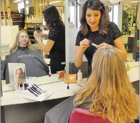 Berufskolleginnen: Janine Bolliger und ihre Chefin Michèle Hennig (sitzend) teilen die Freude an ihrer Arbeit mit Farben, Schere und Kamm. (Bild: moha.)