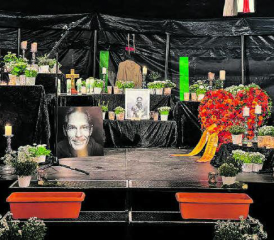 Brennende Kerzen, Blumengestecke und Bilder. Sie erinnerten an der Gedenkfeier an den grossen Hochseilkünstler Freddy Nock. (Bild: Markus Gabriel)