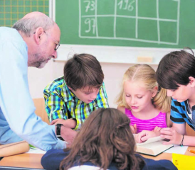Senioren im Klassenzimmer: Eine Bereicherung für die Schüler. (Bild: zVg.)