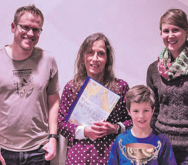 Der Präsident und die Geehrten: Beat Meier mit (v.l.) Judith Pfister-Bieri (Gewinnerin Vereinsmeisterschaft), Gian Klauser (Gewinner Juniorencup) und Miriam Jäggi (Verabschiedung nach 12 Jahren Vorstandsarbeit). (Bild: zVg.)