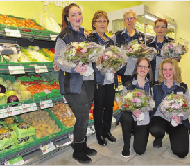 Ein aufgestelltes Volg Team: Vorne kniend (v.li): Corinne Riechsteiner und Sandra Britt. Hinten (v.li) Sandrina Buchser, Sonja Graber, Klara Ruf und Kathrin Steiner. (Bild: moha.)