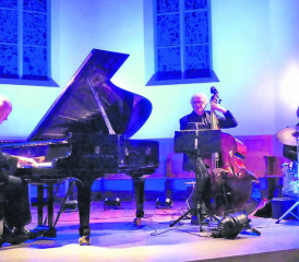 Ein aussergewöhnliches musikalisches Erlebnis: Das Jazztrio Kordes-Tetzlaff-Godejohann präsentierte in der Gontenschwiler Kirche Oscar Petersons Easter Suite. (Bild: eh.)
