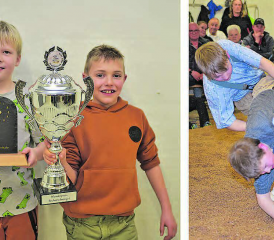 Wanderpreis holen für Ron Schmid (links), Schönschwingerpokal für Kai Fricker. – Menziker Bruderduell im Bild rechts: Terenz (oben) wirft Moritz Barmettler spektakulär, aber dieser kann sich ausdrehen. (Bilder: wr.)