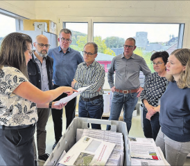 Gewerbebesuch: Der Gemeinderat Rickenbach folgte interessiert den Ausführungen von Claudia Bättig-Frank. (Bilder: zVg.)