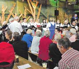 Zum Gottesdienst gingen die Kirchgänger «fremd»: Der sonntägliche Gottesdienst im Rahmen des Müheler Waldfestes wurde durch den Trachtenchor umrahmt. (Bild: st.)