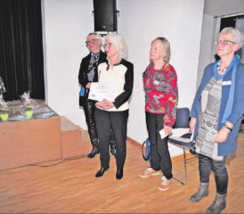AKF-Präsidentin Pia Viel (l.) mit zwei Ausgezeichneten. Rosmarie Hochuli vom Oberkulmer Verein «Verwenden statt Verschwenden» und Brigitta Hubeli. Ganz rechts Vroni Peterhans, Präsidentin der Frauenpreis Kommission. (Bild: Mirjam Stutz)