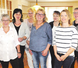 Das «Frauen-Power»Team um Karin Eisenlohr (Mitte) ist bereits voll im Schuss. Schon vor dem offiziellen Eröffnungsakt waren die Türen zum «Schnägg» geöffnet und die Beiz rappelvoll. (Bild: Remo Conoci)