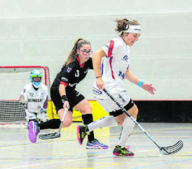 Im Spiel bei Unihockey Nürensdorf Bassersdorf: Die Lok-Reinach-Spielerin Daria Hüsler im weissen Dress enteilt ihrer Gegnerin. (Bild: Sarina Schmid)