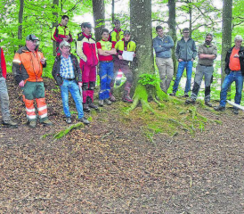 Posten mit vorzeigbaren Exemplaren: Kreisförster Erwin Städler vom Forstkreis 4 konzentriert sich auf vier invasive Arten.